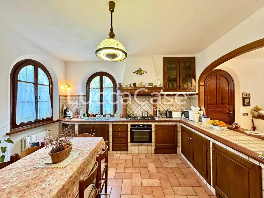 Immagine 21 di Villa in vendita  a Capannori