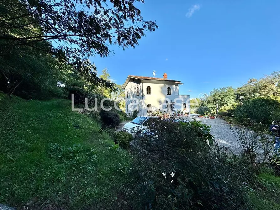 Immagine 8 di Villa in vendita  a Capannori