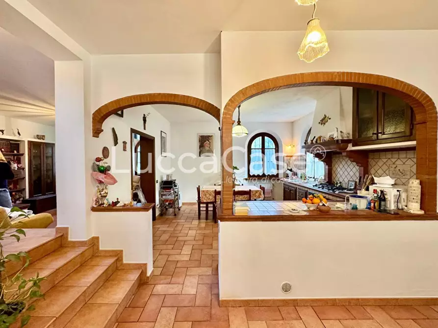 Immagine 25 di Villa in vendita  a Capannori