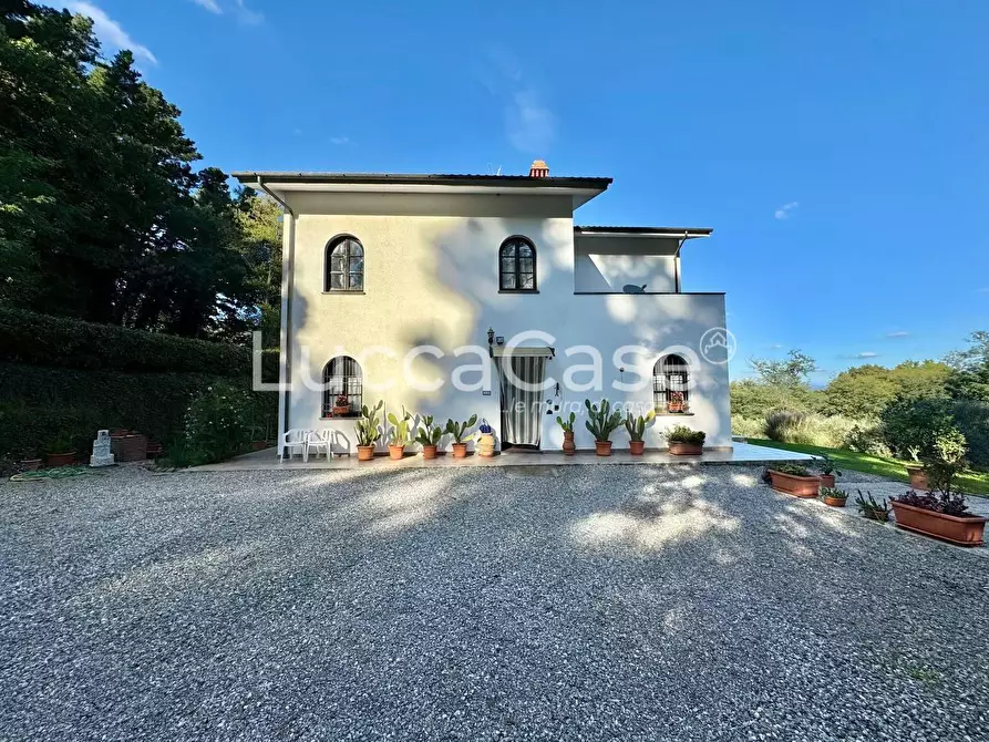 Immagine 3 di Villa in vendita  a Capannori