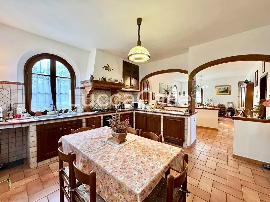 Immagine 23 di Villa in vendita  a Capannori
