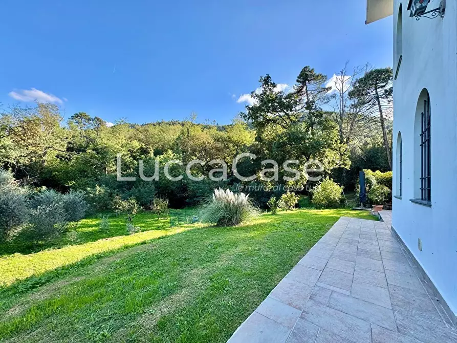 Immagine 10 di Villa in vendita  a Capannori