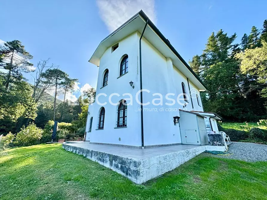 Immagine 15 di Villa in vendita  a Capannori