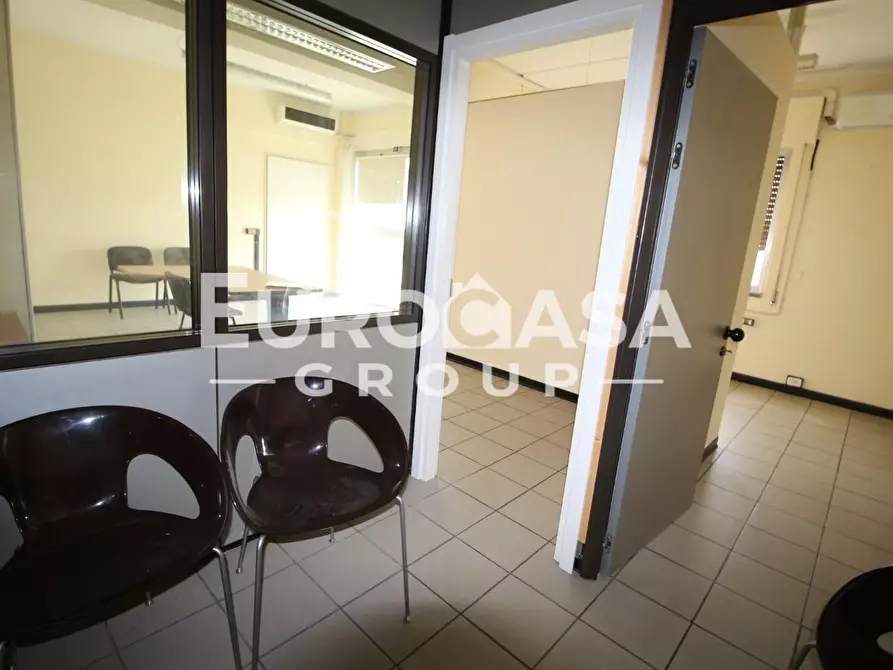 Immagine 6 di Ufficio in affitto  a Capannori