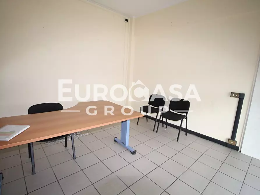 Immagine 2 di Ufficio in affitto  a Capannori