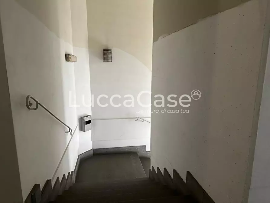 Immagine 10 di Ufficio in affitto  a Lucca