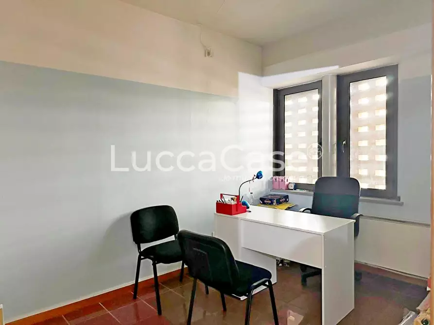 Immagine 2 di Ufficio in affitto  a Lucca