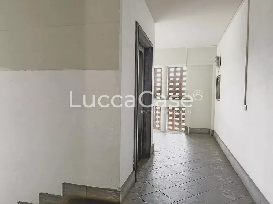 Immagine 9 di Ufficio in affitto  a Lucca