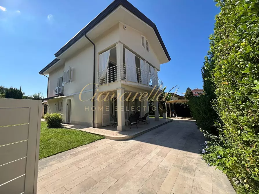 Immagine 1 di Villa in affitto  a Forte Dei Marmi