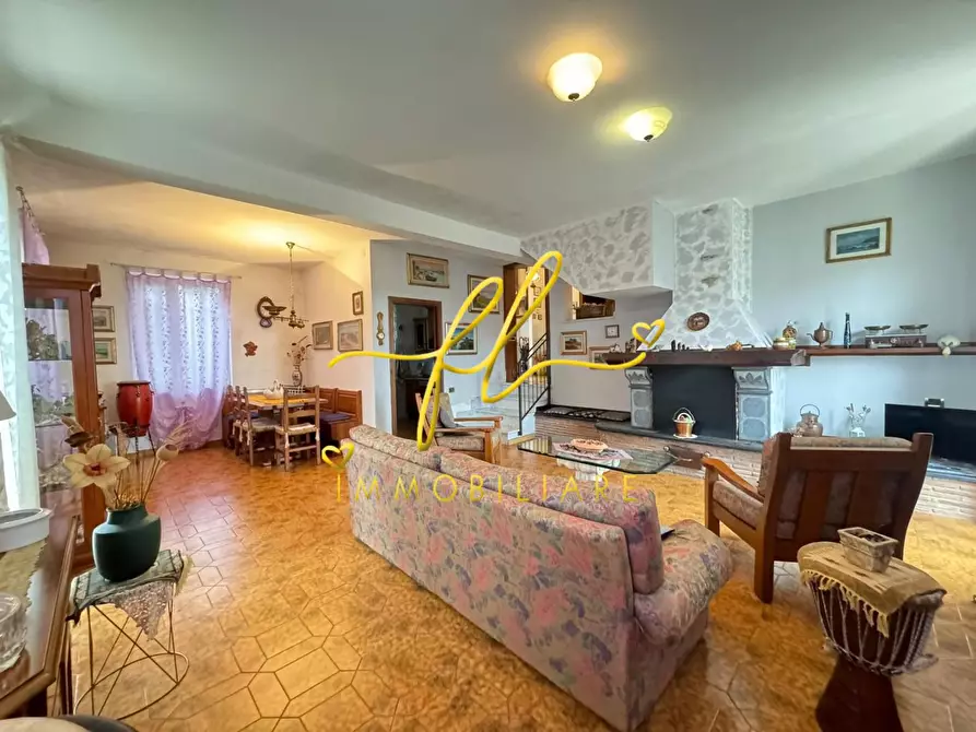 Immagine 2 di Villa in vendita  a Collesalvetti