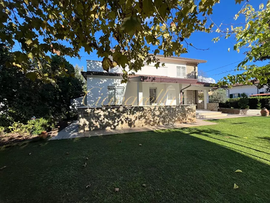 Immagine 11 di Villa in vendita  a Forte Dei Marmi