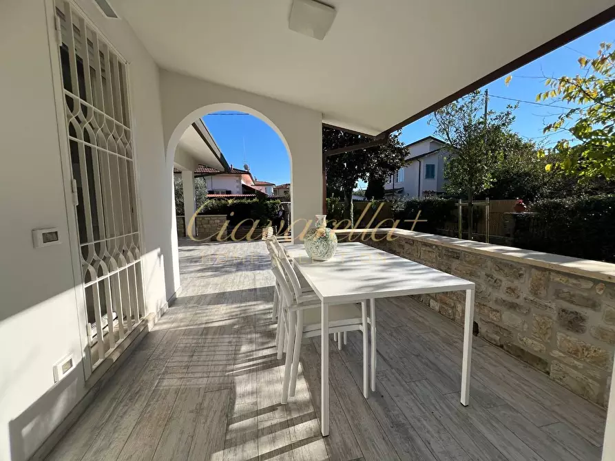 Immagine 18 di Villa in vendita  a Forte Dei Marmi