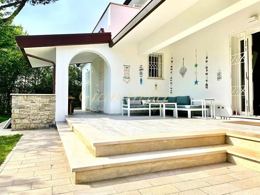 Immagine 8 di Villa in vendita  a Forte Dei Marmi