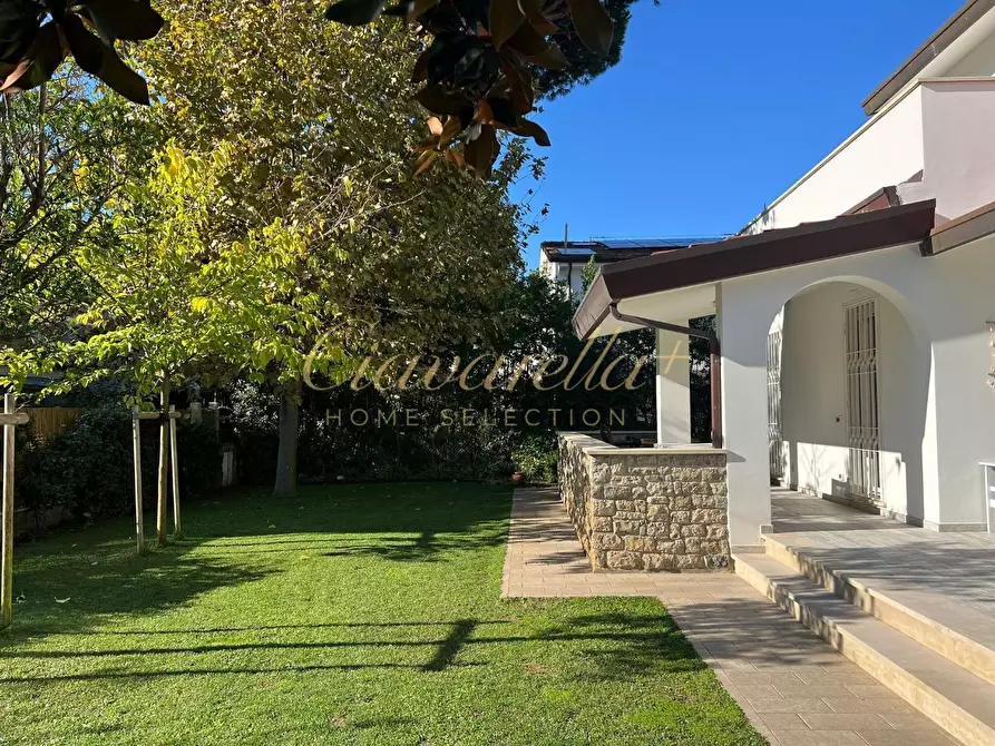 Immagine 10 di Villa in vendita  a Forte Dei Marmi