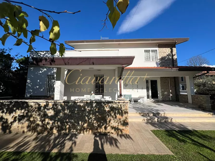 Immagine 15 di Villa in vendita  a Forte Dei Marmi