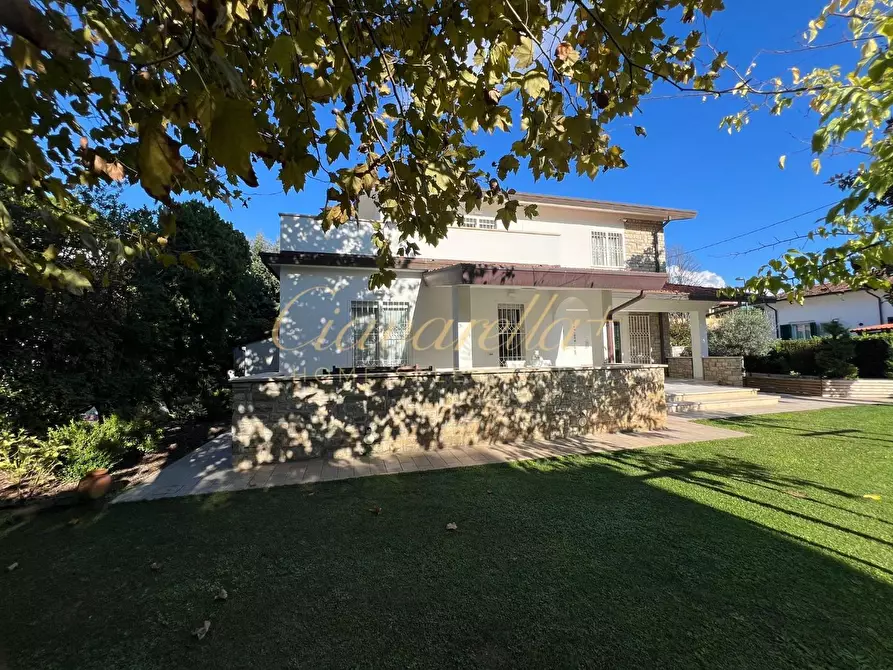 Immagine 12 di Villa in vendita  a Forte Dei Marmi
