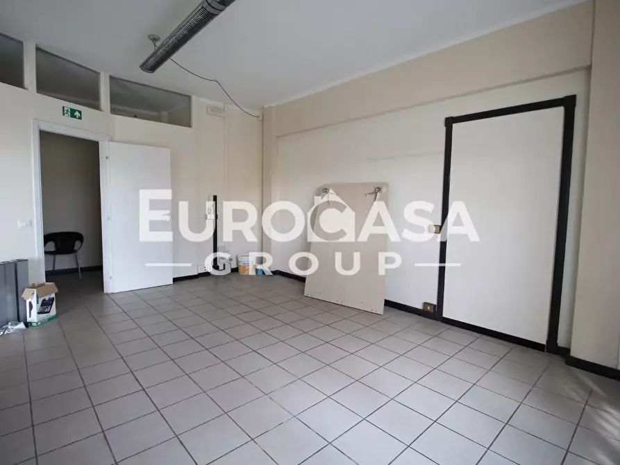 Immagine 26 di Locale commerciale in affitto  a Capannori