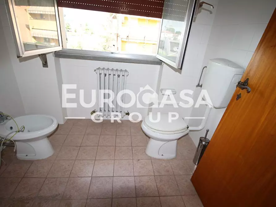 Immagine 17 di Locale commerciale in affitto  a Capannori