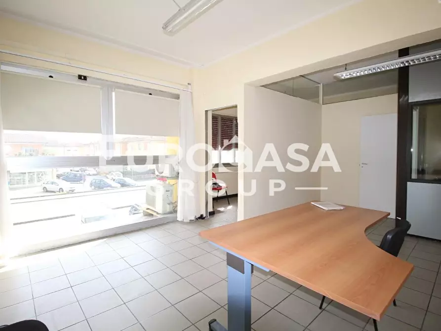 Immagine 9 di Locale commerciale in affitto  a Capannori