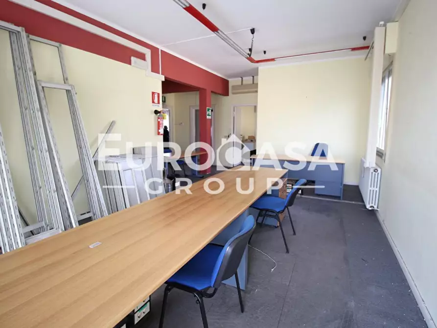 Immagine 16 di Locale commerciale in affitto  a Capannori