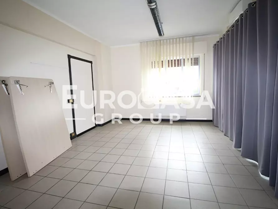 Immagine 2 di Locale commerciale in affitto  a Capannori