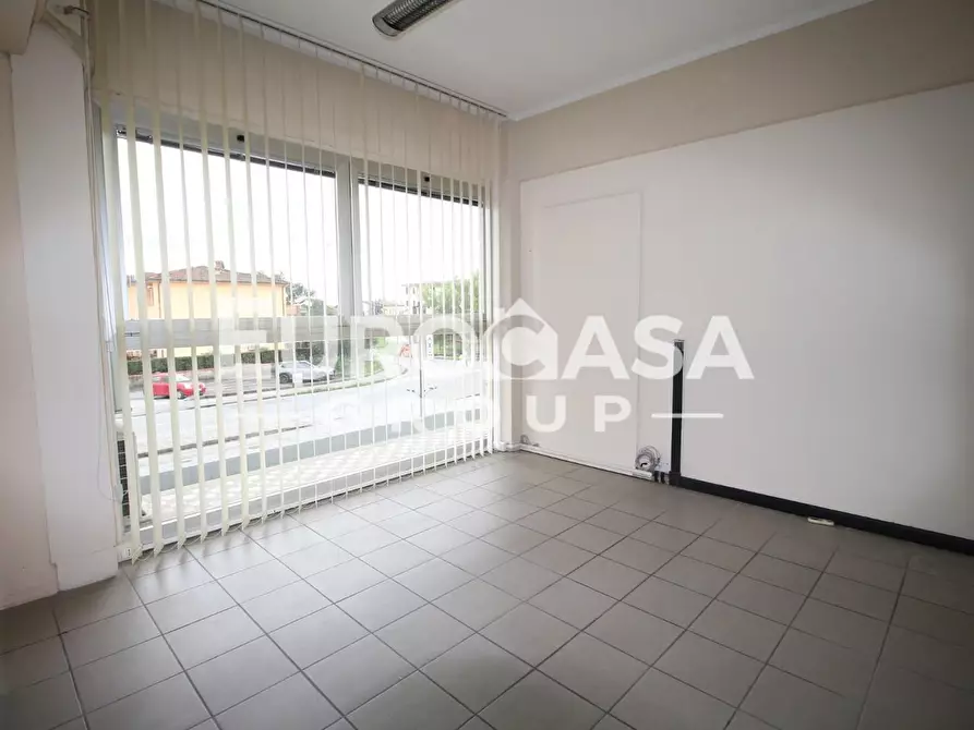 Immagine 13 di Locale commerciale in affitto  a Capannori