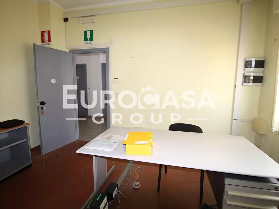 Immagine 20 di Locale commerciale in affitto  a Capannori