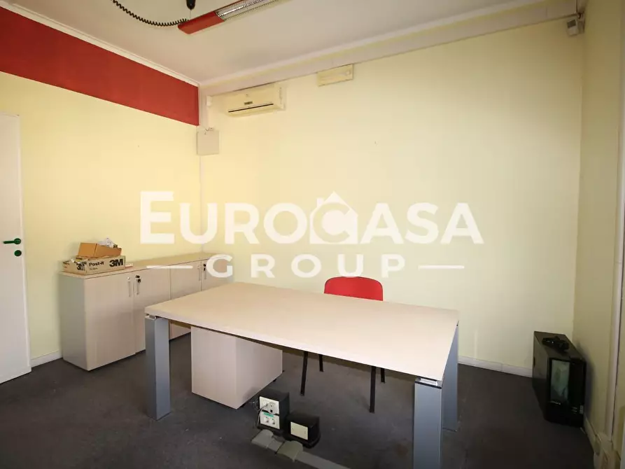 Immagine 12 di Locale commerciale in affitto  a Capannori