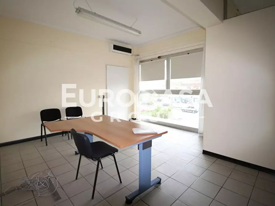 Immagine 6 di Locale commerciale in affitto  a Capannori