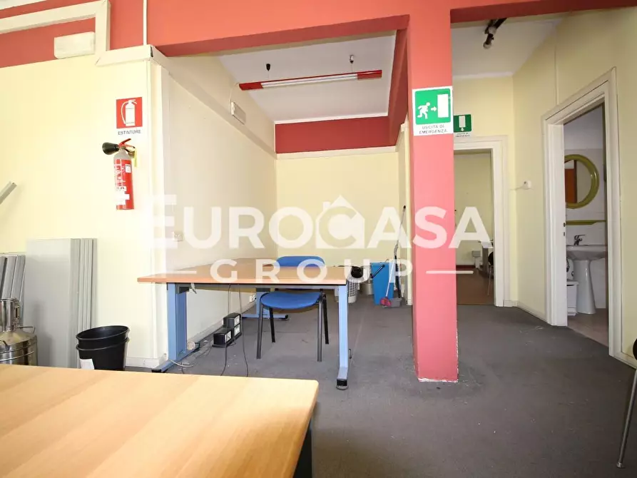 Immagine 8 di Locale commerciale in affitto  a Capannori