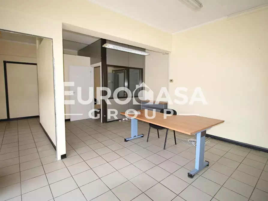 Immagine 15 di Locale commerciale in affitto  a Capannori