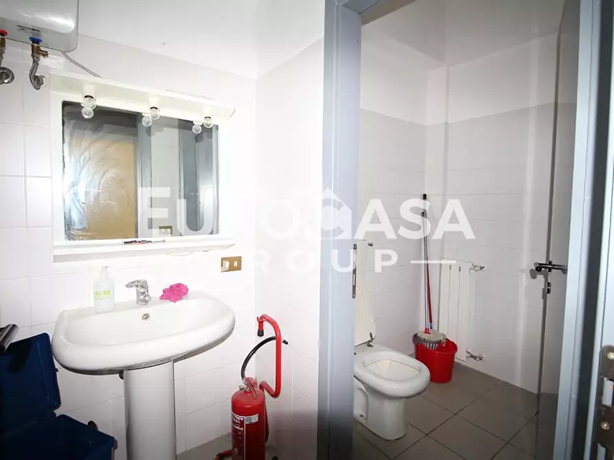 Immagine 24 di Locale commerciale in affitto  a Capannori