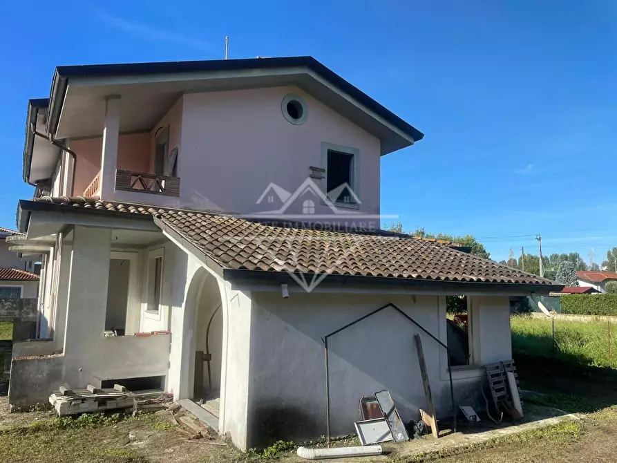 Immagine 1 di Villa in vendita  a Camaiore