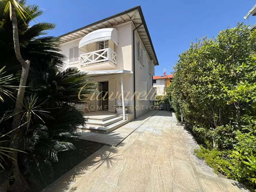 Immagine 1 di Casa semindipendente in vendita  a Forte Dei Marmi