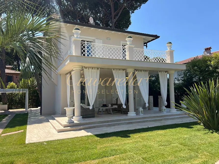 Immagine 2 di Villa in affitto  a Forte Dei Marmi