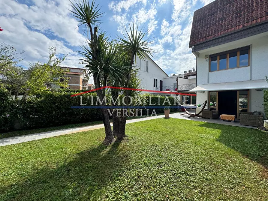 Immagine 21 di Villetta a schiera in vendita  a Montignoso