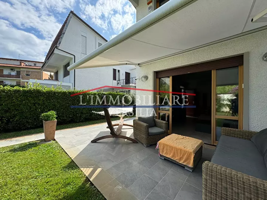 Immagine 20 di Villetta a schiera in vendita  a Montignoso