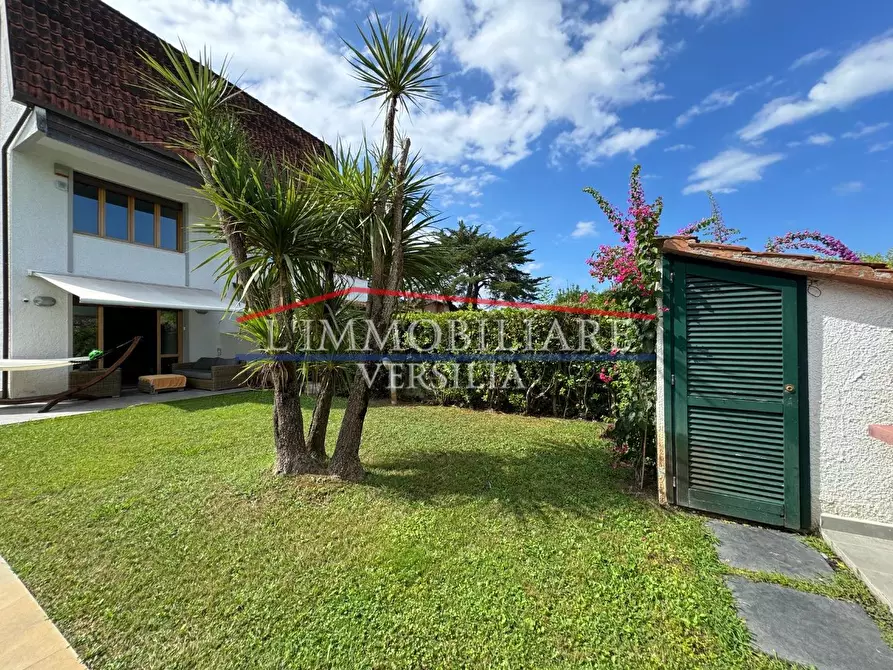 Immagine 23 di Villetta a schiera in vendita  a Montignoso