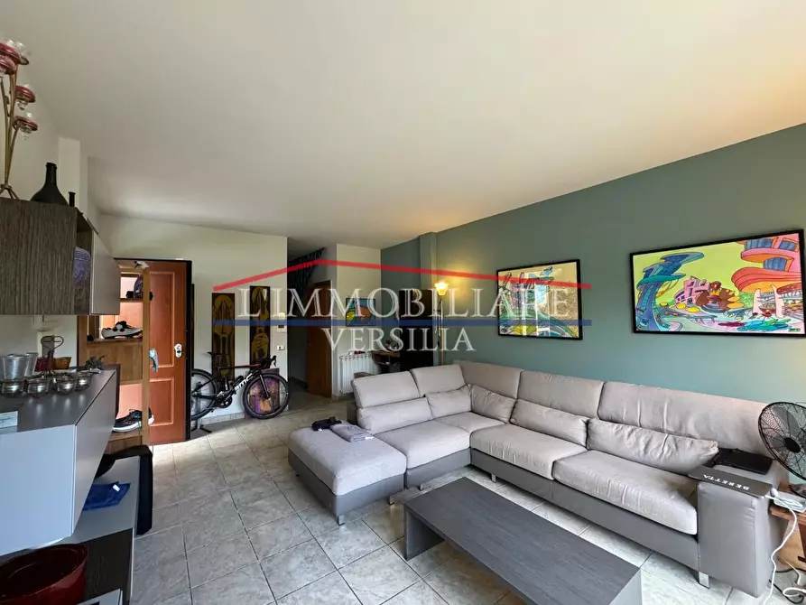 Immagine 2 di Villetta a schiera in vendita  a Montignoso