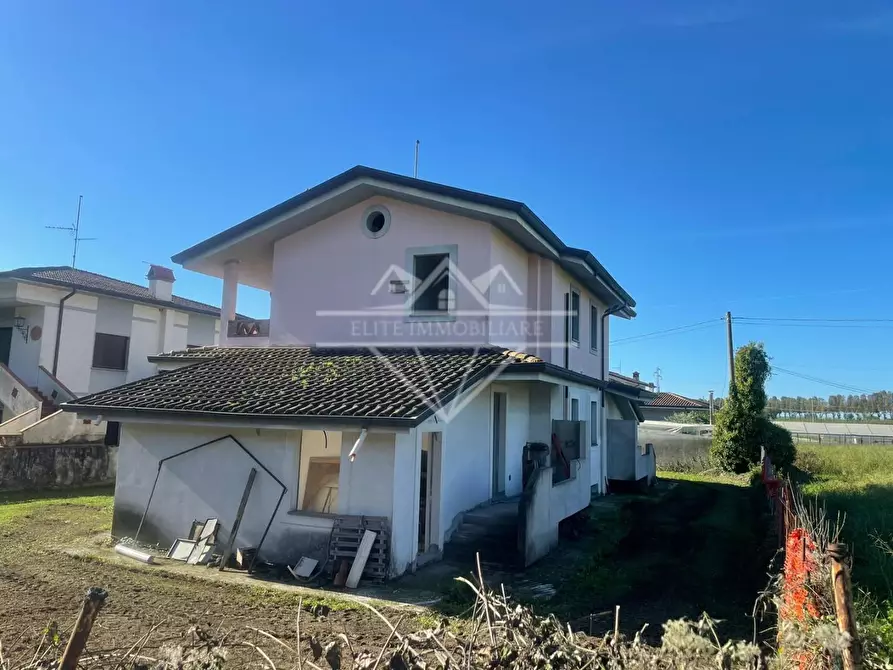 Immagine 4 di Casa bifamiliare in vendita  a Camaiore