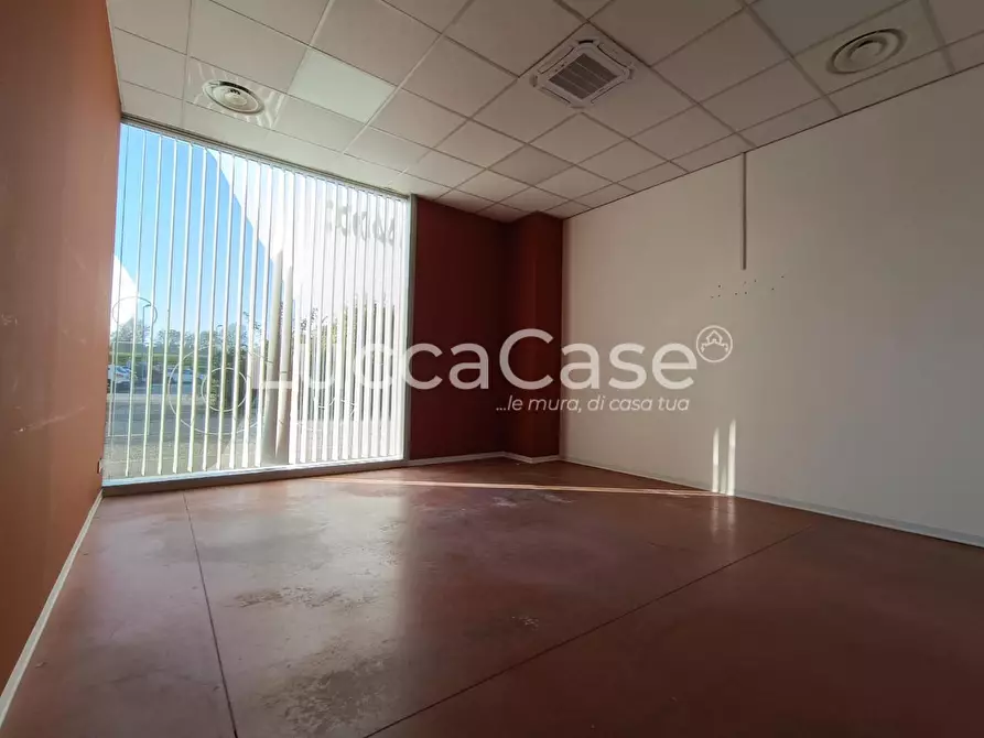 Immagine 10 di Laboratorio in affitto  a Lucca