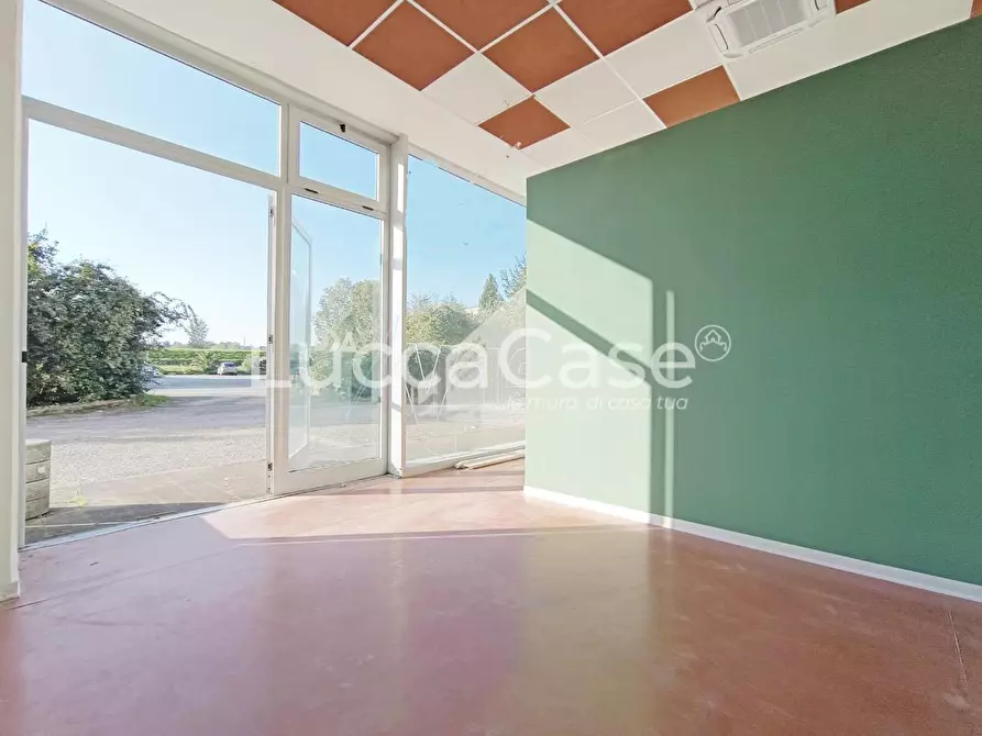 Immagine 8 di Laboratorio in affitto  a Lucca