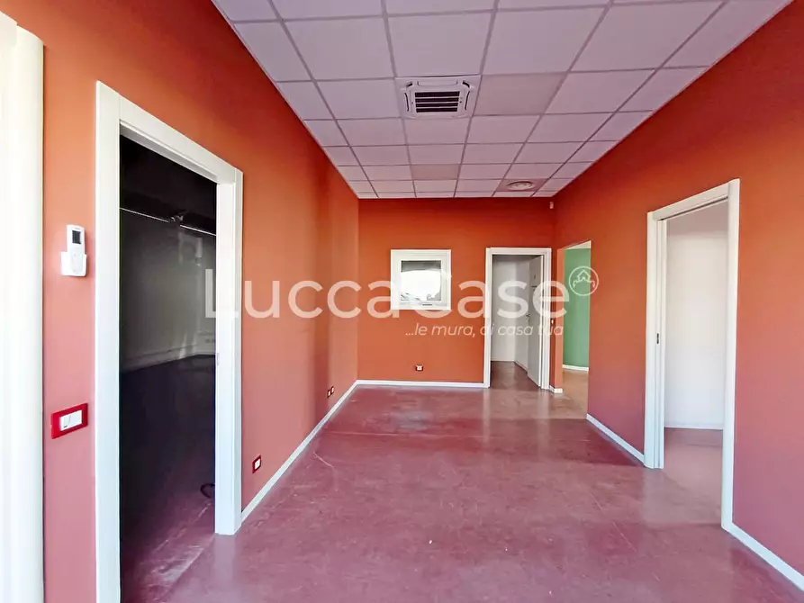 Immagine 2 di Laboratorio in affitto  a Lucca