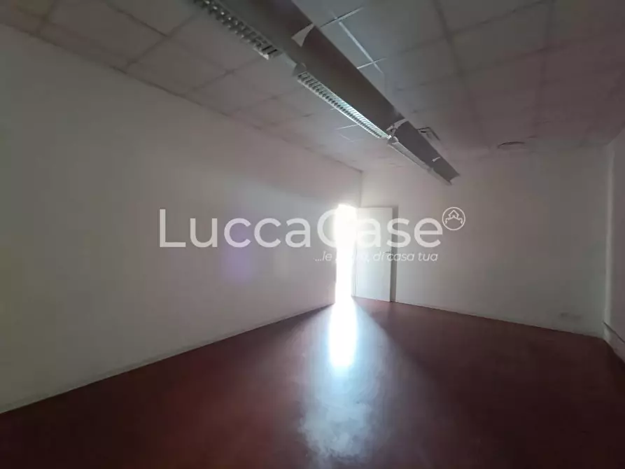 Immagine 12 di Laboratorio in affitto  a Lucca