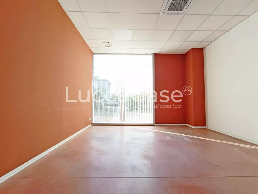 Immagine 11 di Laboratorio in affitto  a Lucca