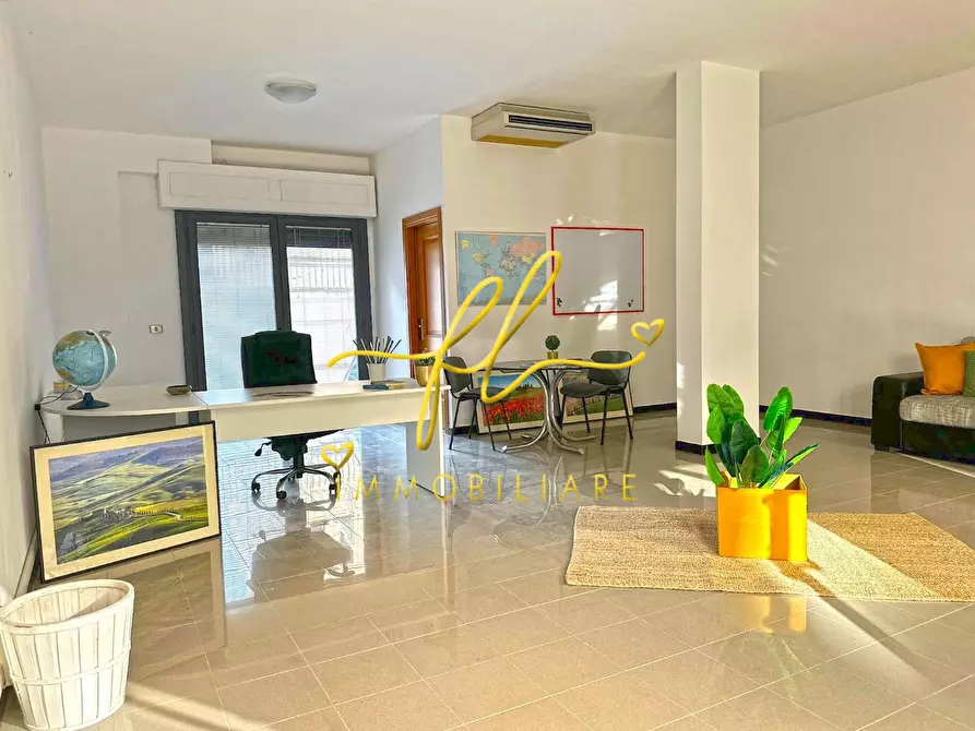 Immagine 4 di Locale commerciale in vendita  a Cecina