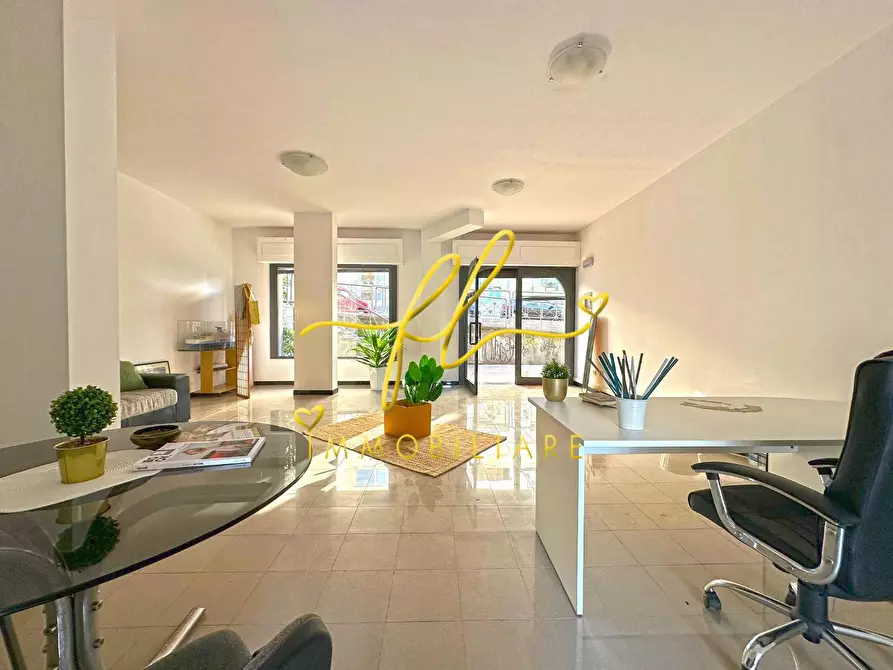 Immagine 7 di Locale commerciale in vendita  a Cecina