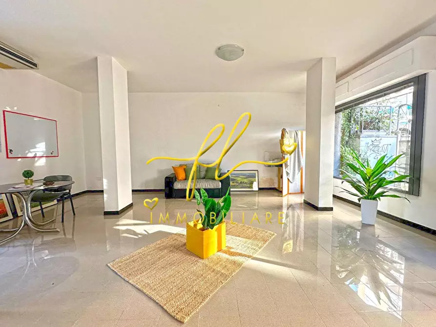 Immagine 2 di Locale commerciale in vendita  a Cecina