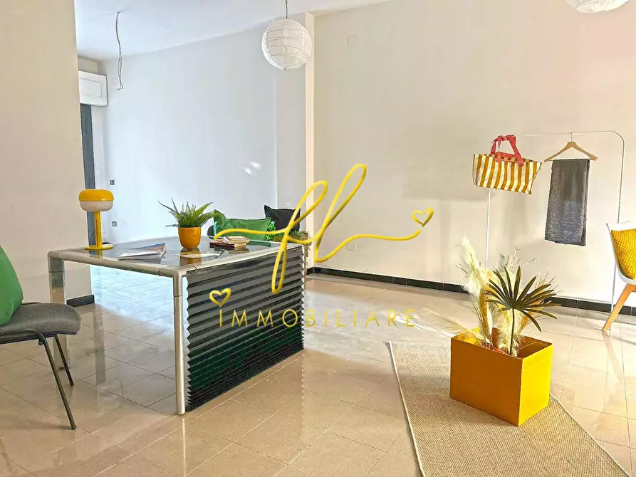 Immagine 2 di Locale commerciale in vendita  a Cecina