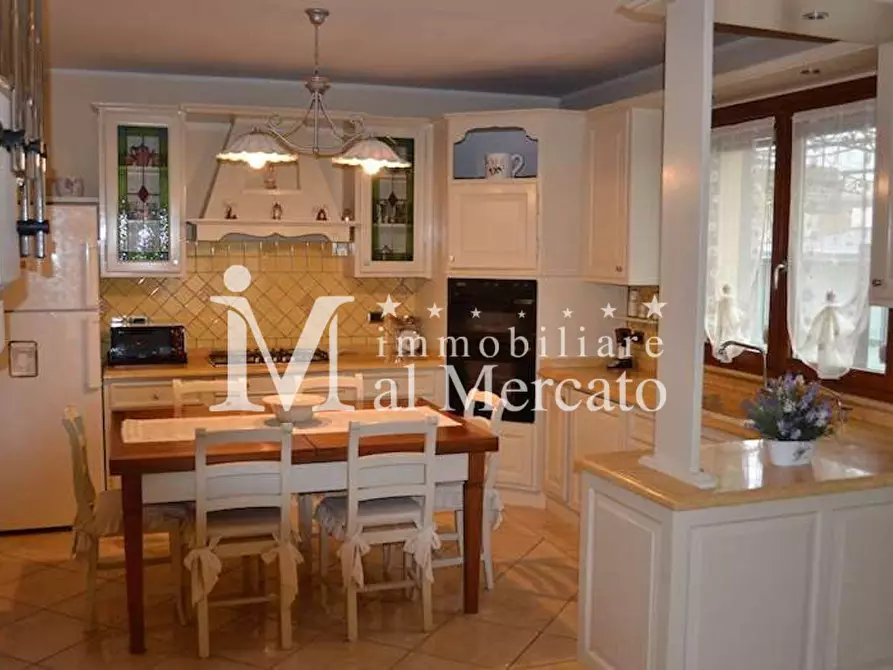 Immagine 4 di Villa in vendita  a Viareggio